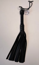 Load image into Gallery viewer, Bare Leatherworks - Midsize ThudStinger Flogger (Black)
